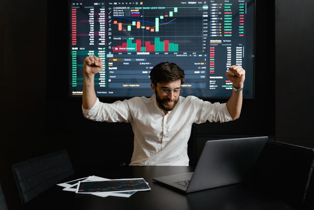 trader celebrando Opinion elite del trading pako thawani